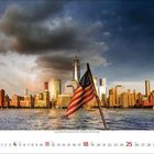 Juli 2022 Kalender mit einer US-Flagge im Vordergrund; die Skyline von New York bei Sonnenuntergang.