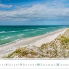 Zahlen von 1 bis 31 am unteren Rand. Sanddünen und Meer mit Wellen unter einem bewölkten Himmel.