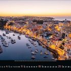 7 | 1 2 3 4 5 6 7 8 9 10 11 12 13 14 15 16 17 18 19 20 21 22 23 24 25 26 27 28 29 30 31

Eine Küstenstadt bei Abenddämmerung, bunte Häuser, ruhiger Hafen mit Booten.