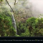 Kalender mit Monat Juli, Nummern 1 bis 31 sind unter einem dichten, nebligen Dschungel mit einem Wasserfall abgebildet.