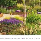 Kalenderseite für Juli 2024. Ein blühender Garten mit violetten Blumen, Gräsern und Bänken mit violetten Kissen.