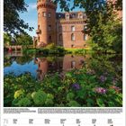 Kalenderblatt aus Juli 2022 zeigt ein Schloss mit Turm am Wasser, umgeben von Bäumen und Blumen im Vordergrund.