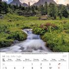 Kalender für Juli 2027. Oberhalb sprudelt ein Bach durch eine grüne Almwiese, dahinter erheben sich hohe, felsige Berge.