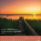 "Lachende Heiterkeit wirft auf alle Lebensbahnen Tageslicht." – Jean Paul. Ein ruhiger Steg bei Sonnenuntergang. Juli 2027.