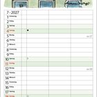 Drei Kaninchen im Haus beschweren sich über ein Dreirad im Hof. Darunter ein Kalender für Juli 2027.