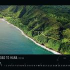 "Road to Hana 103 km" steht im Vordergrund. Eine kurvige Küstenstraße schlängelt sich durch üppige grüne Hügel.