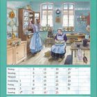 "Juli, Apfelrosenkuchen Rezept. Bild: Zwei Frauen arbeiten in einer alten Küche mit Holzmöbeln. Kalender zeigt Tage im Juli."