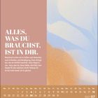 Text links: "ALLES, WAS DU BRAUCHST, IST IN DIR." Darunter steht eine motivierende Botschaft. Rechts eine sanfte Pastell-Illustration. Unten ein Kalender für Juli 2027.