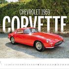 "Chevrolet 1959 Corvette." Ein rotes Auto steht auf einem gepflasterten Weg, umgeben von grünen Büschen und Blumen.