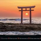 Kalenderblatt für August mit rot-orangenem Sonnenuntergang über dem Meer und einem Torii auf Felsen im Vordergrund.
