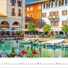 Kalenderblatt für September 2023 mit einer malerischen Küstenstadtansicht, umrahmt von Palmen und leuchtend blühenden Blumen.