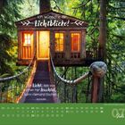 Logo einer Kalenderseite mit Text: "Ich wünsche dir Lichtblicke!" und "Ein Licht, das von innen her leuchtet, kann niemand löschen, aus Kuba." Ein Baumhaus in einem Wald.