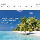 Text: "Optimaler Abstand zum Bildschirm: Malediven." Kalender für Juni 2027, Woche 25. Strand mit Palmen und türkisfarbenem Wasser.