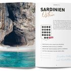 SARDINIEN Osten. Bootstour, Wanderung, Höhlenbesuch. Links eine große Höhle am Meer mit türkisblauem Wasser.