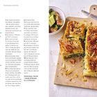 Börek mit Spinat & Feta Rezept mit Zutaten und Anleitung. Rechts ein geschnittenes Gebäck auf einem Holzbrett, daneben ein Salat.