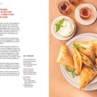 Gebackene Baklava-Blätter mit Birnen-Limetten-Marmelade. Links Rezepttext, rechts das Gebäck auf weißem Teller mit Minze.