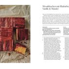 Text: "Mosaikkuchen mit Rhabarber, Vanille & Mandel." Rezept mit detaillierten Zutaten und Zubereitung, links ein Bild des Kuchens.
