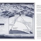 Das Bild zeigt eine Karte mit den Routen von Captain Scott und Amundsen zum Südpol im Jahr 1911. Auf der rechten Seite ein Text über das Rennen zum Südpol. 