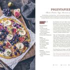 "Polentapizza" mit Chianti-Trauben, Feige; Rezeptdetails und Zubereitung. Rechts Text, links farbenfrohe Pizza mit Obst.