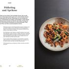 **Pfifferling und Aprikose** – Rezept und Zutatenliste. Rechts Gericht auf Teller, links Zubereitungstext auf weißem Hintergrund.