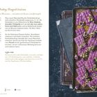 Links eine detaillierte Anleitung zur Zubereitung von Ruby-Napolitains. Rechts rechteckige, rosa Schokolade mit Pistazien.