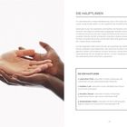 DIE HAUPTLINIEN beschreibt Linien der Handflächen. Zwei Hände, eine helle und eine dunkle, berühren sich sanft.