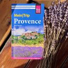 Reiseführer mit Titel "Mein Trip Provence", daneben ein Lavendelstrauß auf einem Holztisch.
