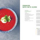 Text: Indische Rote-Bete-Suppe. Rote Suppe in blauer Schale mit Joghurt und Koriander garniert. Zubereitung und Zutaten aufgelistet.