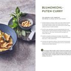 Blumenkohl-Puten-Curry Rezept mit Zutatenliste und Zubereitungsschritten. Daneben eine Schale mit gelbem Curry und Cashews.