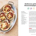 Mediterran gefüllte Riesenchampignons. Links: vier gefüllte Pilze in Auflaufform. Rechts: Zutaten und Rezept in Textform.