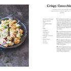 "Crispy Gnocchisalat" mit Rezept und Zubereitung. Links: Salat in einer Schale. Unten links: Radieschen.