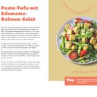 Pesto-Tofu mit Edamame-Bohnen-Salat. Tipp: Edamame sind eiweißreiche grüne Sojabohnen. Salz, Pfeffer, Olivenöl.