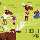 Ein humorvolles, farbenfrohes Bild mit animierten Elchen und Gänsen, die auf einem Bürgersteig Zettel tragen.