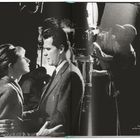 Audrey mit James Garner am Set von "The Children's Hour". Eine Filmszene in Schwarz-Weiß, links das Paar, rechts Kamera.