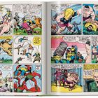 Comic mit zwei Seiten, zeigt Action-Szenen mit Figuren in bunten Kostümen und Sprechblasen voller Dialoge.