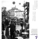 Kalender mit den Daten 1–31. Text: "Der Ball vom 14. Juli 1951". Schwarz-weiß-Fotografie von tanzenden Menschen in einer Straße.