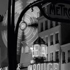 Zitat: "Ob gehasst oder verehrt, Paris wird immer Paris bleiben. Was soll er denn sonst tun?" Kalender zeigt Monat Juli.