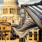 Kalenderansicht unten: Juli, Tage zentriert. Oben: St. Paul's Cathedral, Millennium Bridge bei bewölktem Himmel.