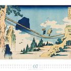 Kalender für Juli, 07. Traditionelle japanische Illustration: Menschen überqueren eine Hängebrücke vor Bergkulisse.