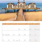 Kalenderblatt Juli 2027, Seebrücke Sellin, Rügen. Aufnahme eines Piers, das in die Ostsee führt, unter klarem Himmel.