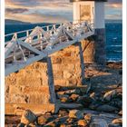 Marshall Point Light, 1832 | Port Clyde, Maine, USA | Kalenderblatt für Juli mit Leuchtturm, Brücke und dramatischem Himmel.