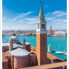 Juli. Kalenderblatt mit venezianischen Gebäuden, blauem Himmel und grüner Lagune im Hintergrund.