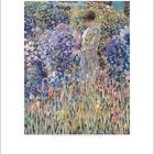 Juli, July, 1-31; eine Frau in einem gestreiften Kleid steht in einem blühenden Garten, umgeben von bunten Blumen.