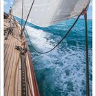 7 2027. Kalender mit Foto: Segelboot auf blauem Meer, klares Wasser, Deck mit Holzplanken, leichte Bewegung der Wellen.