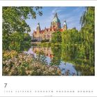 Neues Rathaus, Hannover, Niedersachsen. Ein malerisches Gebäude mit grüner Kuppel, umgeben von üppiger Natur und einem See.