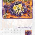 Juli. Lavendelduft. Kalenderblatt mit Lavendelkranz, gelben und weißen Blüten, und einem kleinen Lavendelstrauß.