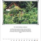 Juli. Der Hundertjährige prophezeit: Der Monat beginnt mit Nebel und Regen. Kalender mit Foto von einem üppigen Garten vor einem Haus.