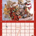 Text: Montag, Dienstag, Mittwoch, Donnerstag, Freitag, Samstag, Sonntag.  
Illustration: Teddybären mit Erdbeeren bei einer Holzkiste. Kalender im Hintergrund mit einer großen Zahl 7.