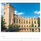 7 2027, Tag 1 ist Montag. Römische Ruine vor blauem Himmel, mit Bäumen und Wasser im Vordergrund.