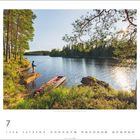 "Nasensam und Glaskogen, Värmland." Ein Angler steht am Ufer eines ruhigen Sees, von Bäumen umgeben.